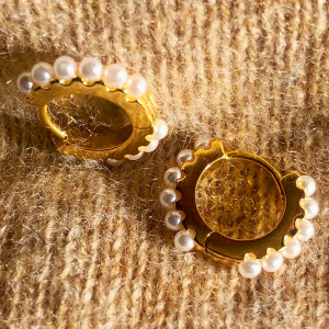 Superbes boucles d'oreilles KATE de la collection NUEE DE PERLES, par AIFEE Jewelry. Bijoux en acier inoxydable plaqué or jaune et fines perles naturelles. Boucles d'oreilles KATE disponibles en vente en ligne sur le site AIFEE Jewelry ou dans nos corners shops.