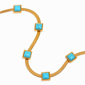 Collier Neptune, collection LES ROCHEUSES par AIFEE Jewelry. Collier en titane inoxydable trempé or jaune et serti de belles turquoises naturelles taillées de forme carré. En vente en ligne sur le site AIFEE Jewelry.