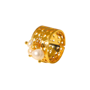 Superbe bague MIRIAM, de la collection NUEE DE PERLES par AIFEE Jewelry. Beau bijou conçu en titane inoxydable plaqué or jaune et garni de fines perles naturelles d'eau douce. Bague MIRIAM, disponible en vente en ligne sur notre site AIFEE Jewelry, ou dans nos corners shops.