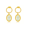 Elégantes boucles d'oreilles MIROIR de la collection NUEE DE PERLES par AIFEE Jewelry. Bijoux conçus en titane inoxydable plaqué or jaune et revêtus de feuilles de nacre nature. Boucles d'oreilles MIROIR disponible en vente sur le site AIFEE Jewelry ou dans nos corners shops.