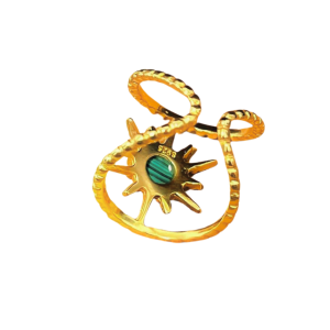 Ravissante bague GAIA, collection LES ROCHEUSES par AIFEE Jewelry. Bague en titane inoxydable trempé or jaune et serti d'une fine malachite naturelle, et enfin de taille ajustable. Bague GAIA disponible en vente en ligne sur le site AIFEE Jewelry.